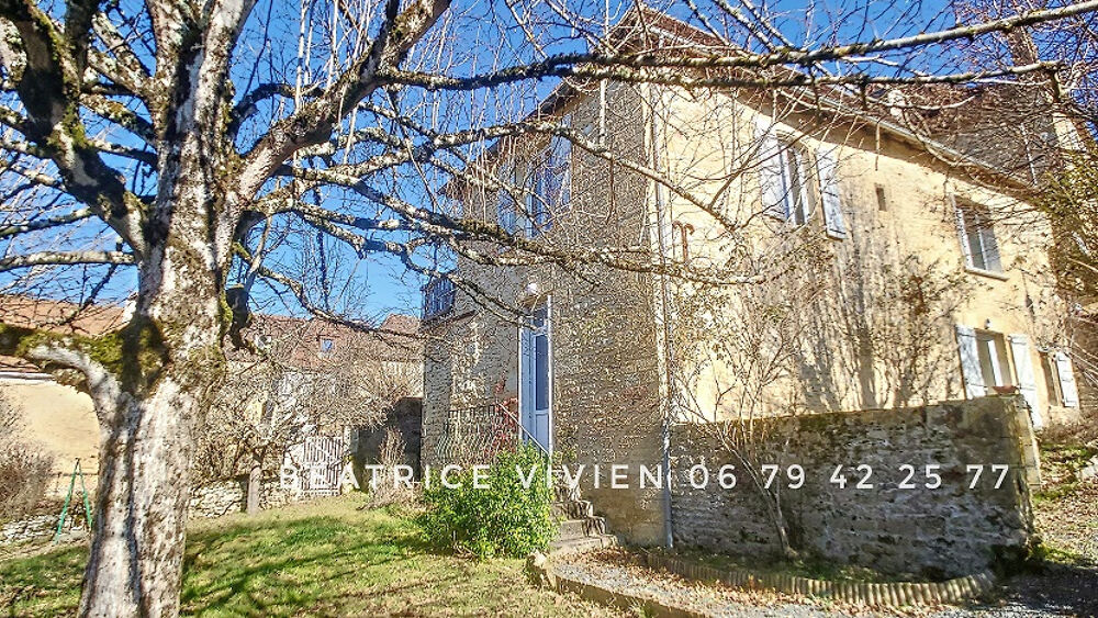 PLAZAC: Maison 5 pièces, 162 m2. 2-3 Chambres .Un studio T2 indépendant. Garage. Terrain:448 m2