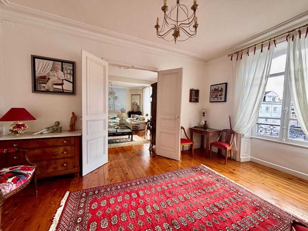 Magnifique Appartement de type Haussmannien 170 m2, cave, garage et parking en plein centre!