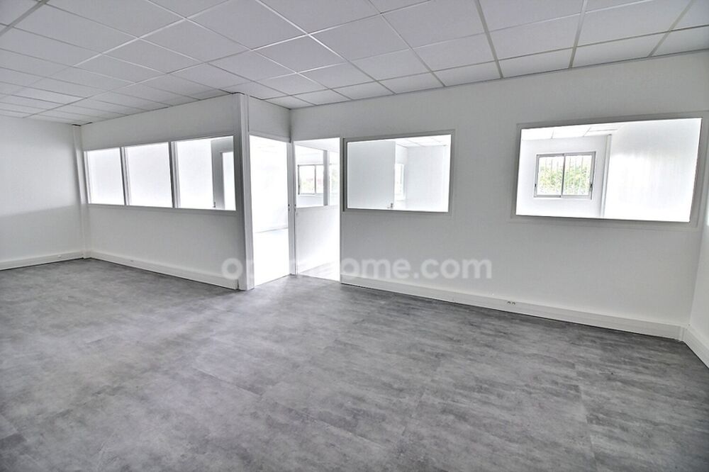   Bureau rénové de 77 m2 à vendre à Trappes au prix de 103000 euros TTC 