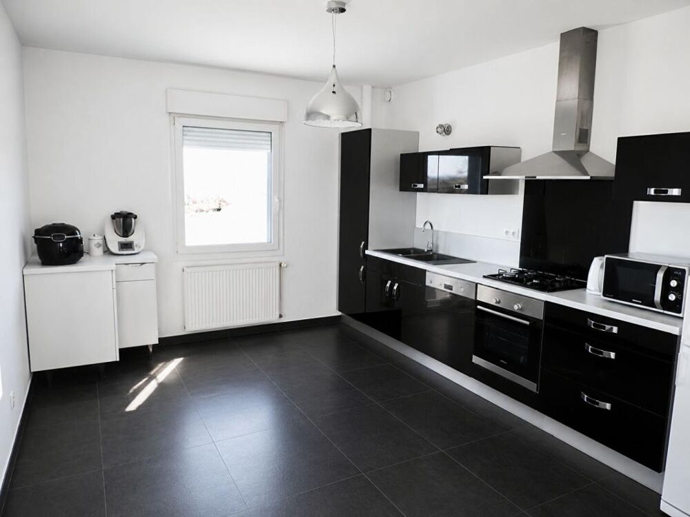 Appartement 138m2, grande pièce à vivre, 3 chambres, 1 bureau,1 place voiture à l'extérieur, 1 garage fermé