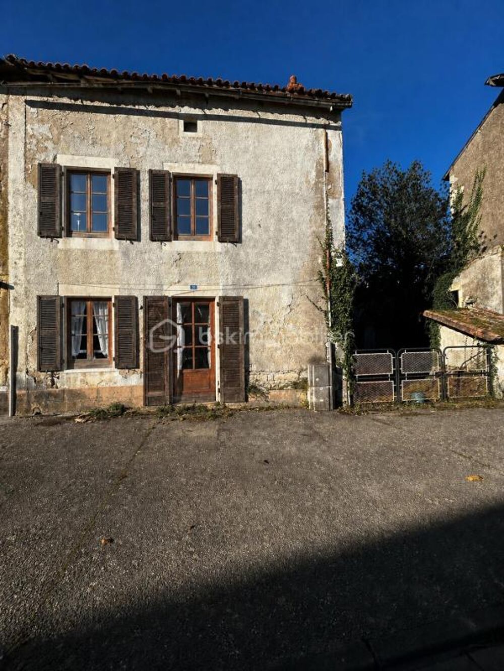 Maison à rénover, cour et grange 2Min N10/ 30Min de Poitiers