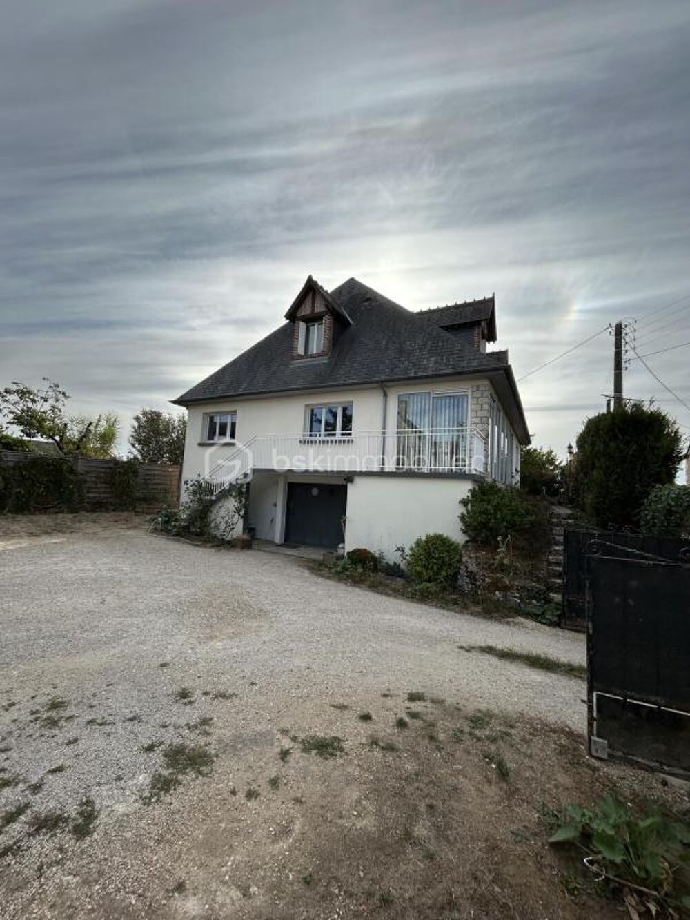Maison familiale de 180 m² avec sous-sol complet à Villebarou