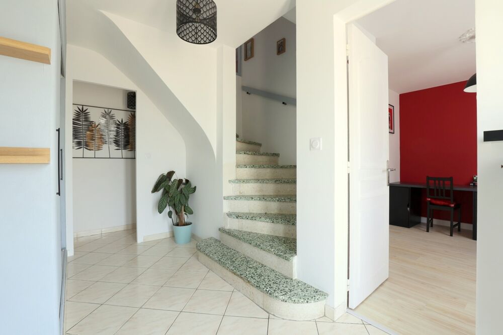 Vente Maison Maison à vendre 6 pièces avec garage en sous sol et jardin plat SAINT MARTIN SUR LE PRE (51) Saint martin sur le pre