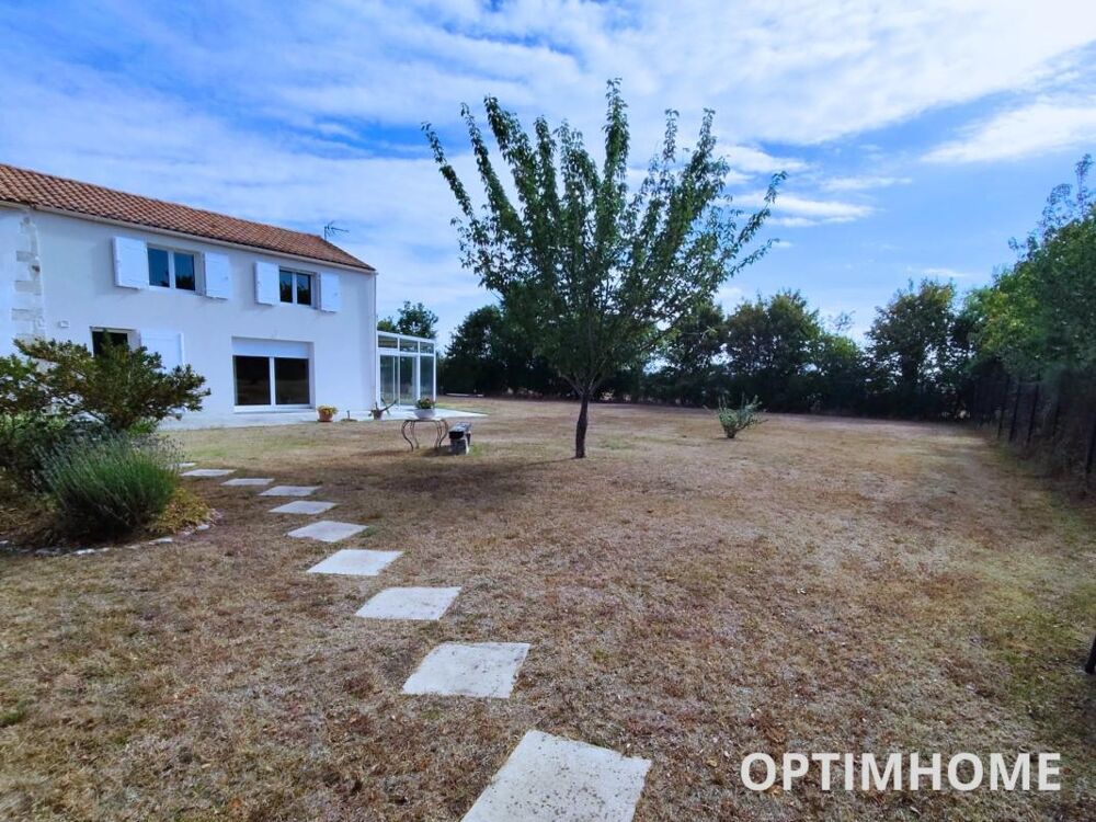 Charentaise rénovée de 230 m² avec deux logements indépendants sur 4 045 m²
