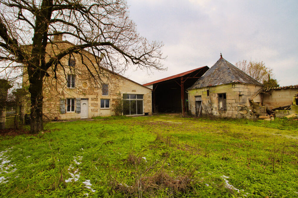 Vente Propriété/Château Belle maison en pierres, de 234 m2 habitables, 2 pigeonniers à rénover, hangar et dépendances Vindelle