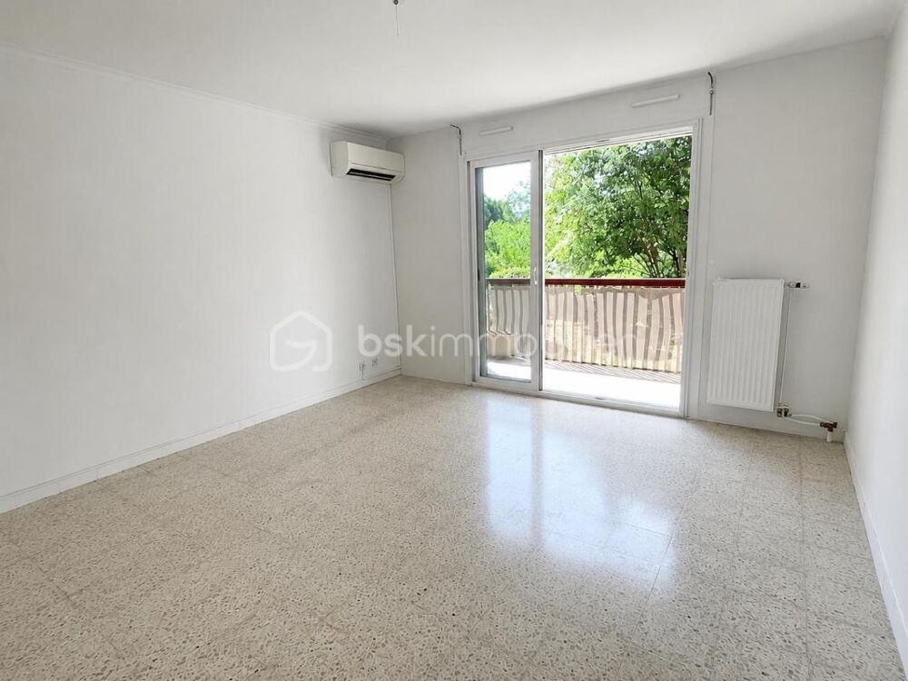 ? T2 Aix-en-Provence  Balcon, garage, parking et fort potentiel