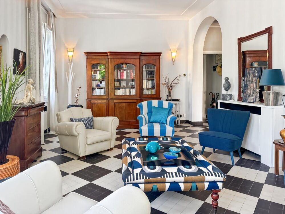 VICHY  Quartier République  Appartement de caractère 80 m² avec garage et caves dans maison Art déco