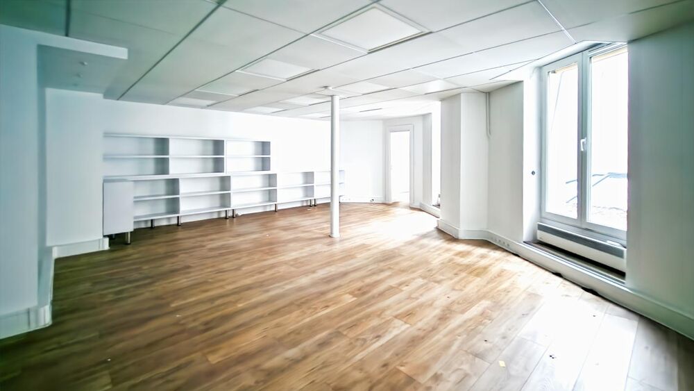   A toute proximité de la place de la Madeleine, un RDC sur cour atypique à louer de 252 m² Paris 8