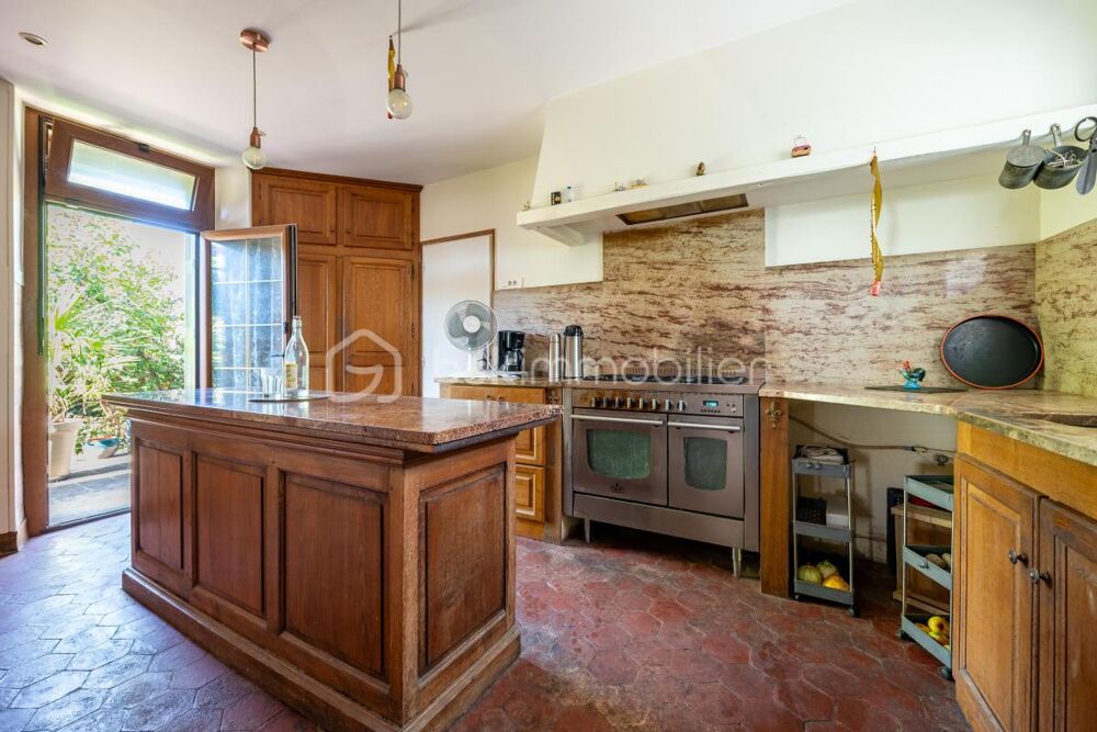 Vente Maison Ensemble immobilier composé de des 3 bâtisses, 7 chambres ainsi qu'une magnifique crypt du XIIème siècle ! Lixy