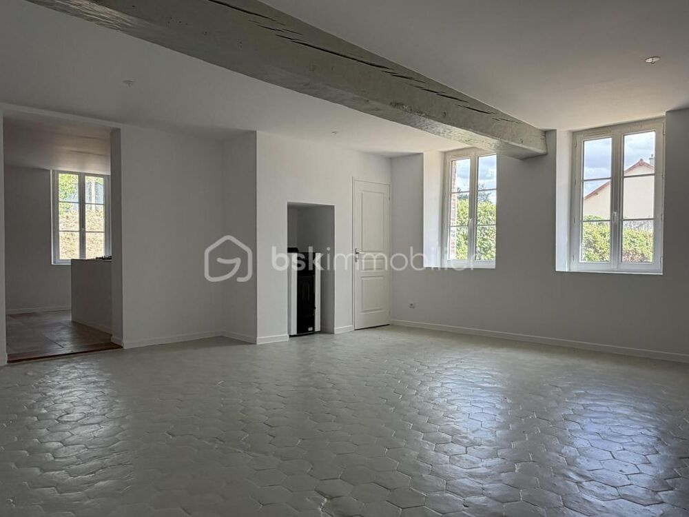 Très belle maison de la fin du 19 ème siècle entièrement rénovée, composée de ses 3 chambres et de son garage !