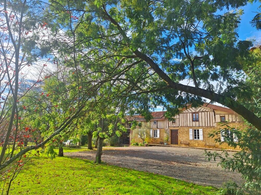 Domaine plein de charme de 250M2 avec dépendances, gîtes dans un écrin de verdure Proche de MONT DE MARSAN au HOUGA