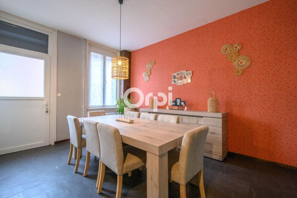 Maison semi individuelle, 4 chambres. dont une au rez de chaussée., salle de bains, jardin, garage