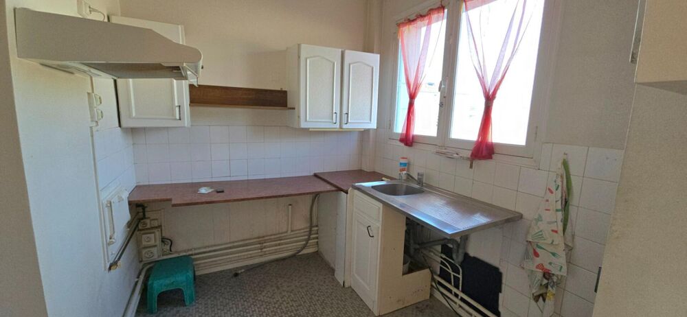 Appartement type 6, à rénover, situé au 4ème étage d'une copropriété avec cave et ascenseur