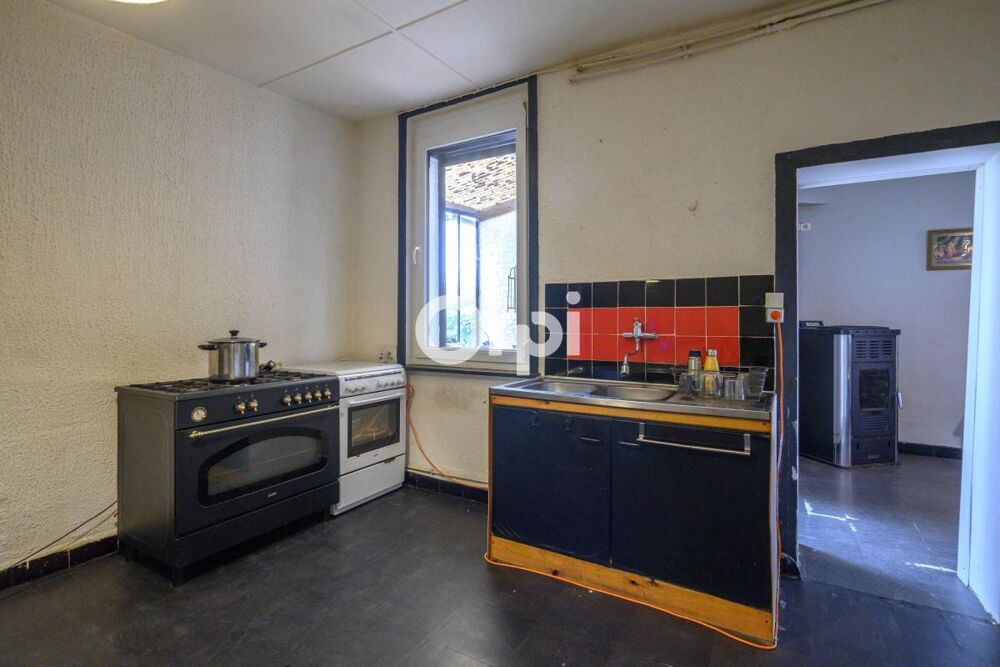 Maison semi individuelle, 4 chambres. dont une au rez de chaussée., salle de bains, jardin, garage