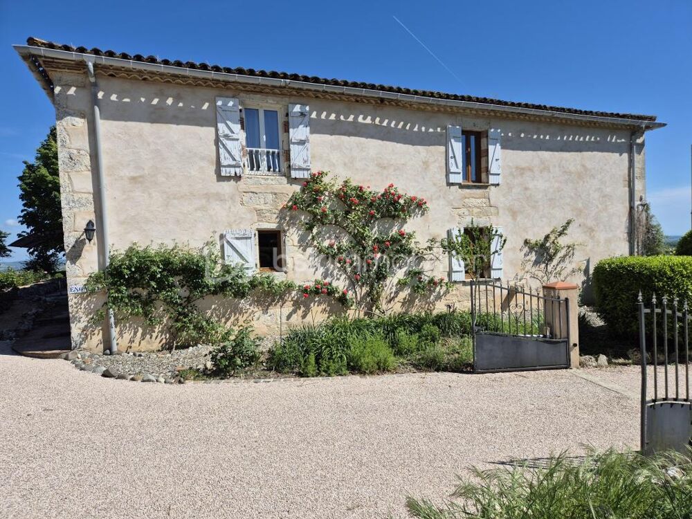MAISON DE MAITRE du XVIIIe dans village pittoresque