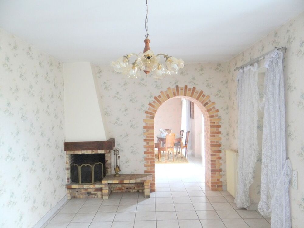 Vente Maison Dpt Allier (03), à vendre CHAMBLET maison 6 pièces , grenier aménageable , garage , cave ,sur 3090 m2 de terrain clos Commentry
