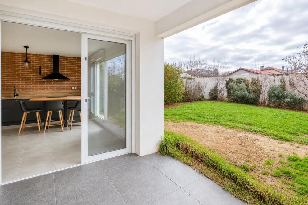 Charme moderne à Vénissieux avec jardin