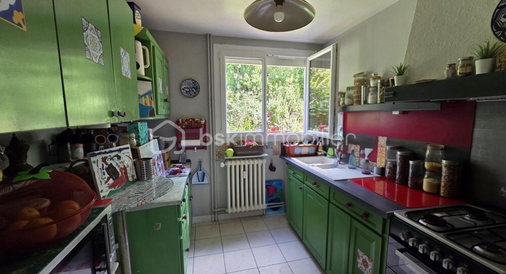 Appartement 5 pièces  3 chambres  Balcon, cave, grenier et garage