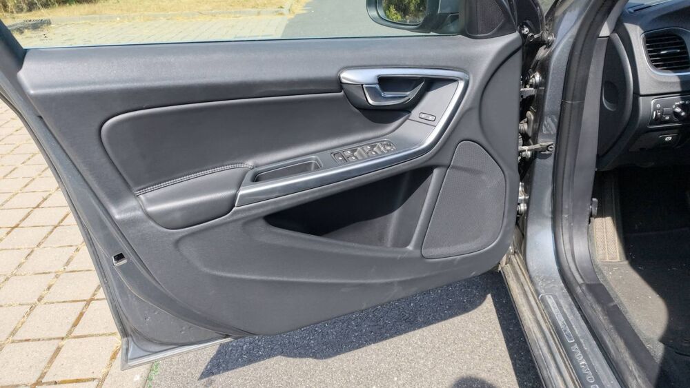 V60 2.0 D3 150 Geartronic 8 Momentum Business 2017 occasion 69008 Lyon