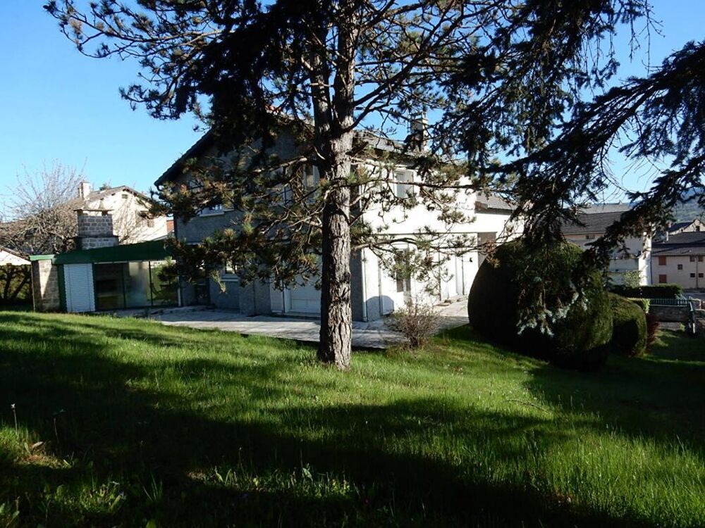 Saint-Julien-Chapteuil 43260 maison traditionnelle de 1972 sur deux niveaux élevés sur sous-sol 302 m² habitables 6 chambres