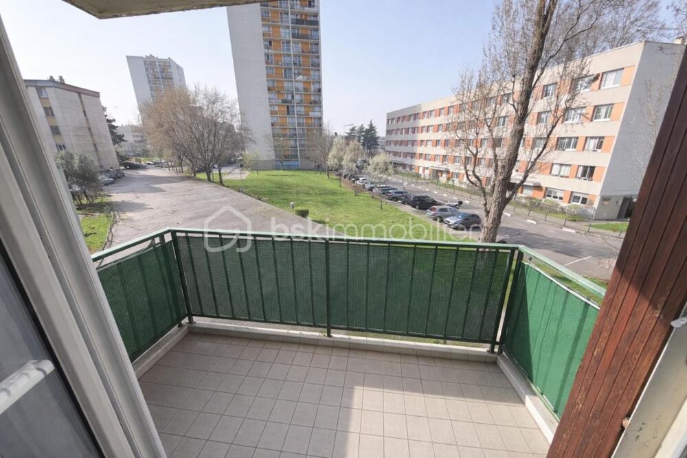 Vente Appartement À VENDRE – Appartement avec balcon, parking et cave à La Courneuve La courneuve