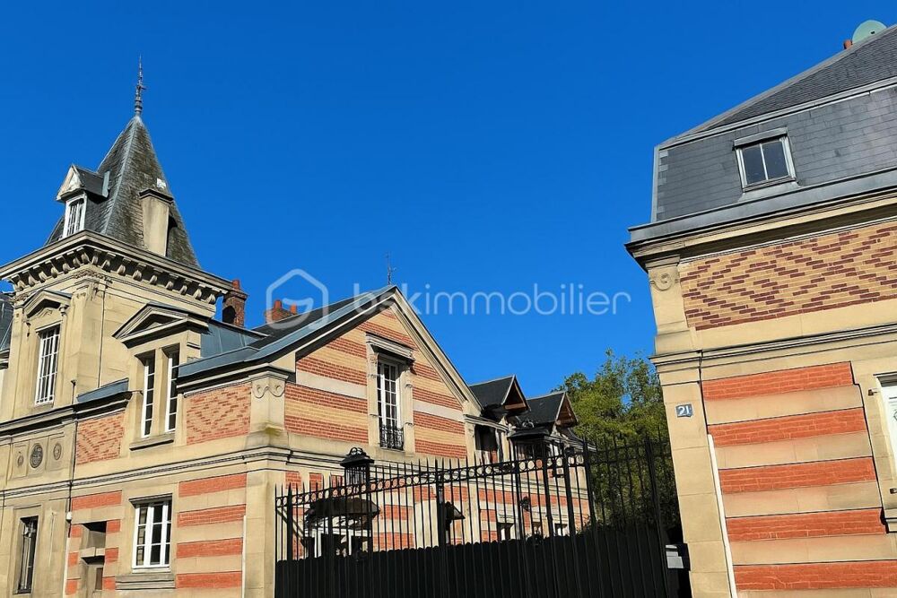 Maison bourgeoise de caractère  426 m²  Parc arboré de 1 700 m² en bord de rivière  Centre-ville