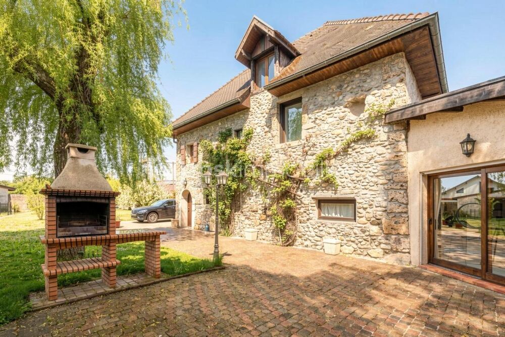 Maison de maître  178 m²  Terrain de 1 400 m²  Piscine intérieure  Dépendance