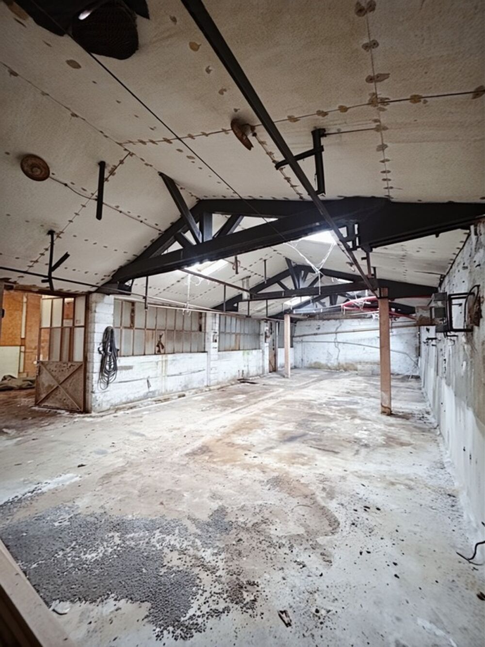 Hangar de 200m² - Fort potentiel d'aménagement - L'ISLE D'ESPAGNAC (16)