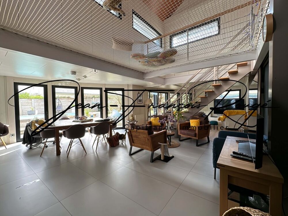 AGON-COUTAINVILLE, à 600 mètres de la plage, superbe maison d'architecte construite en 2007 d'une surface de 320 m², avec piscin