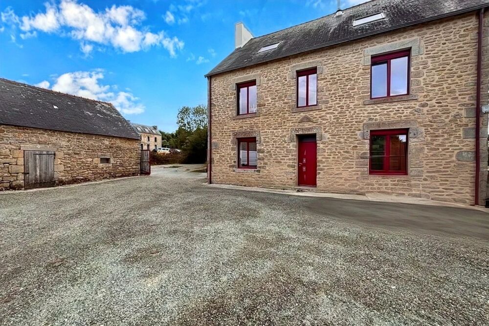 Le Juch(29) Corps de ferme de caractère - Maison principale rénovée 171m² - 4 chambres - Dépendance 100m² à réhabiliter - Hangar