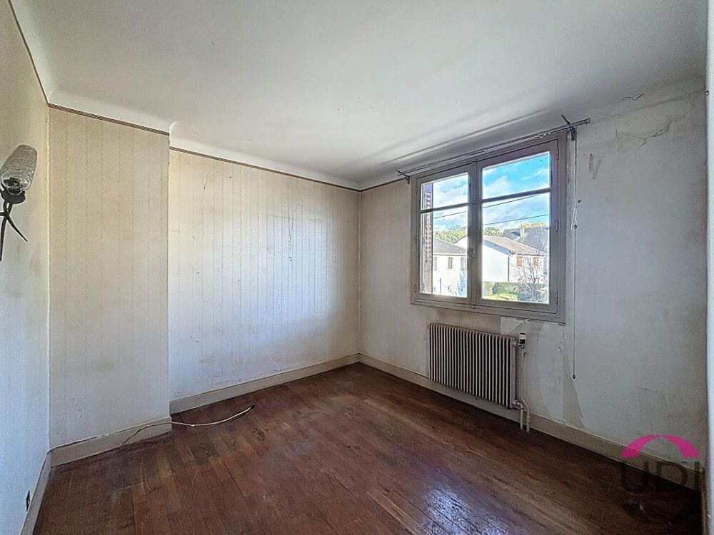Desertines  Maison de 98 m² à rénover avec jardin, garage et cave