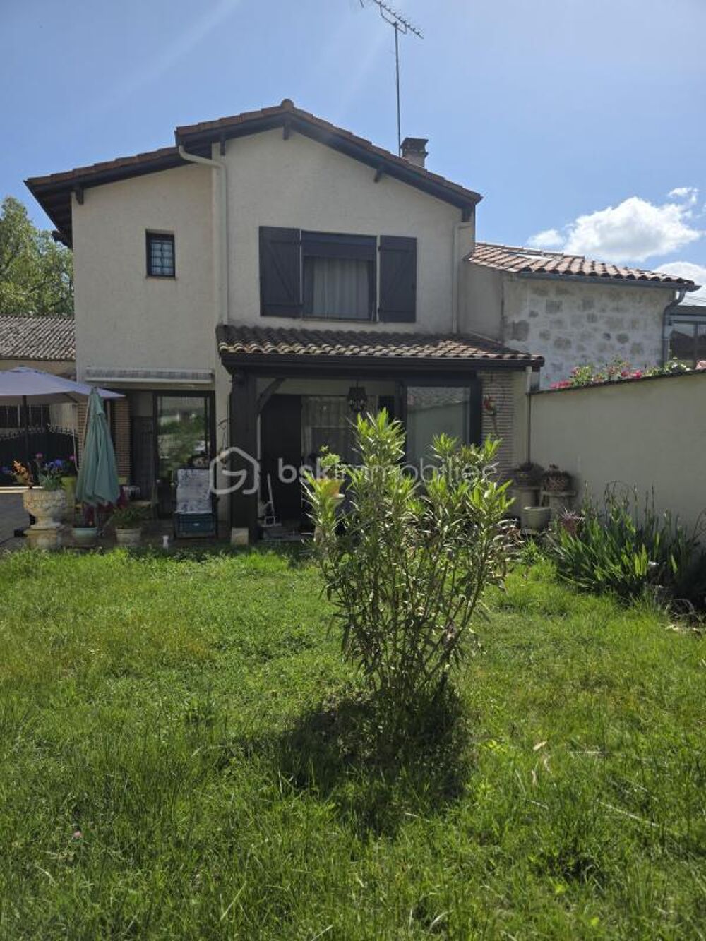 VIANNE-MAISON DE VILLAGE AVEC JARDIN- 3 CHAMBRES- GARAGE ET PIECES ANNEXES
