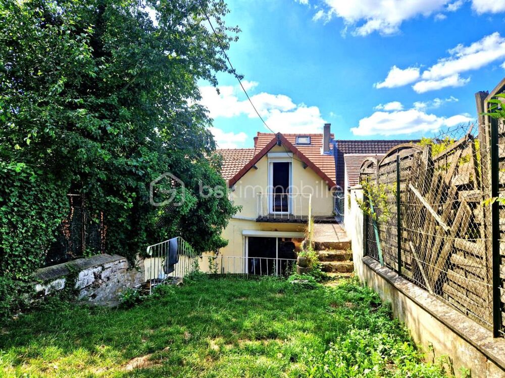Maison ancienne avec jardin, terrasse et grand garage !