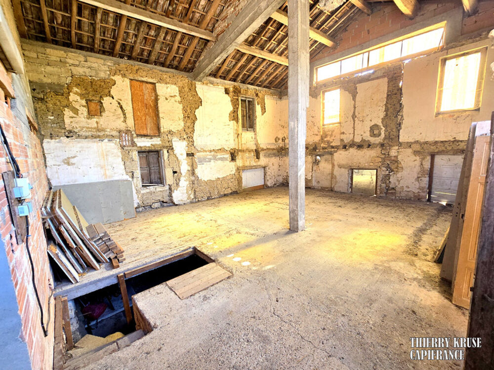 Propriété à fort potentiel  Hangars & bâtiments  450 m² exploitables sur 15 000 m² de terrain aménageable  Changement de dest