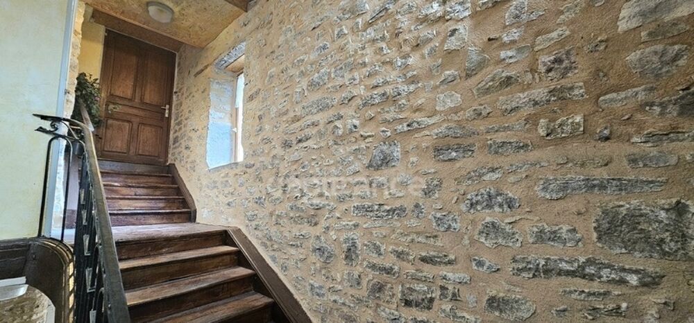 Charmant appartement à rénover avec grenier aménageable au centre-ville d'Arbois 39600