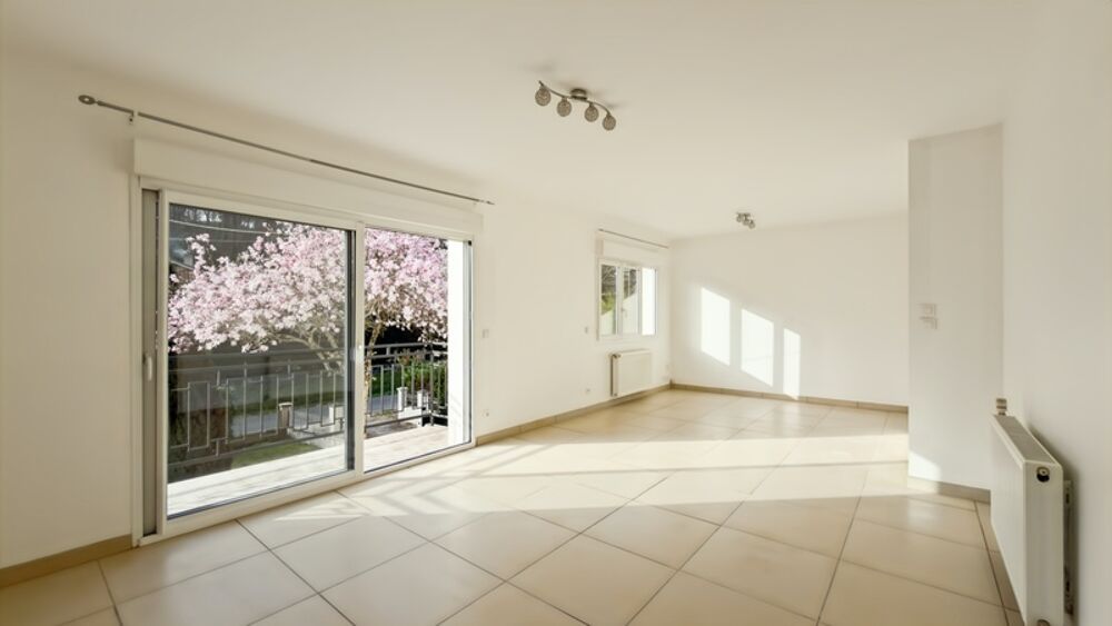 Maison entièrement rénovée à vendre 4 pièces de 85m2 avec 3 chambres et garage 60 m2 sur 833 m2 de terrain à CREYSSE (24)