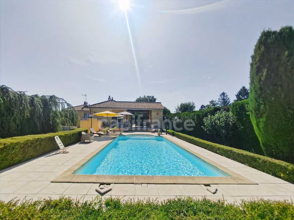 Secteur Bourgogne du Sud 2 km entrée/sortie autoroute A6 Maison à vendre de 180 m² - 6 pièces - terrain de 2 481 m² piscine !