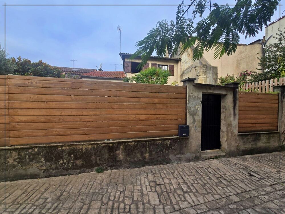 Maison de ville en pierre de 120 m² habitables avec jardin et garage