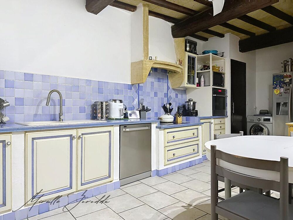 Beaucaire maison en pierre de 6 pièces de 169 m² avec terrasses et doubles garages