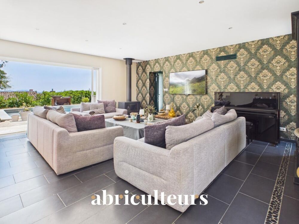 Spacieuse villa avec piscine et terrain denviron 1 500 m² , dépendance et vue dégagée en vente à Callian (83440)
