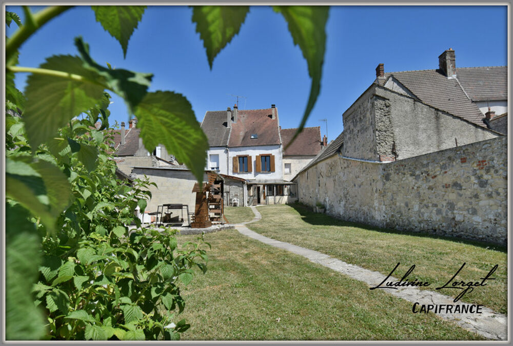 Maison de ville avec beau terrain  10 min de La Ferté-Milon (02460) 133 m²  3/4 chambres  Atelier  Carport  Terrain 623 m²