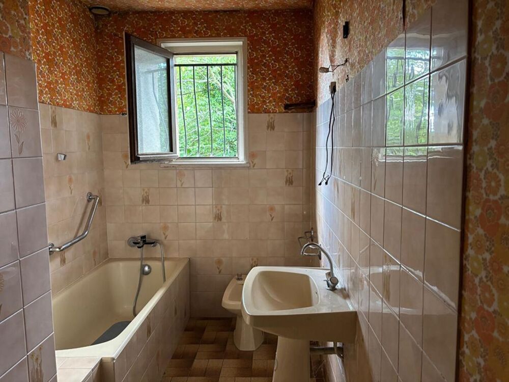 Au calme, Maison à rénover sur la commune Montmerle Sur Saône 6 pièce(s) 127 m2