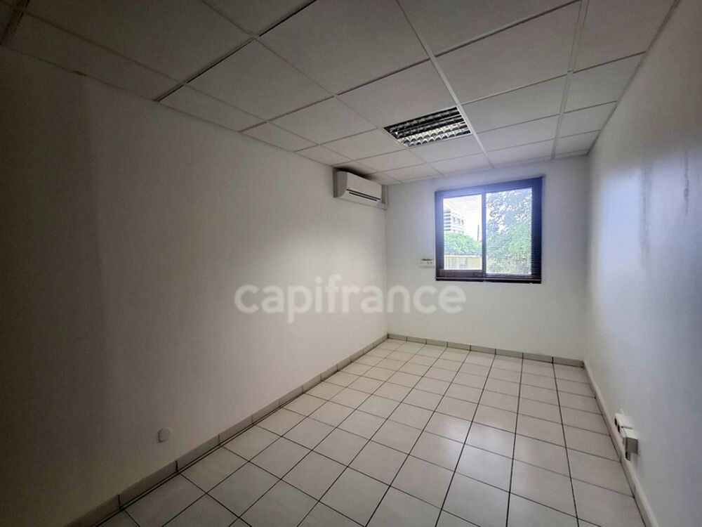   À Louer - Local professionnel 116m² - Lamentin - Place d'Armes Le lamentin
