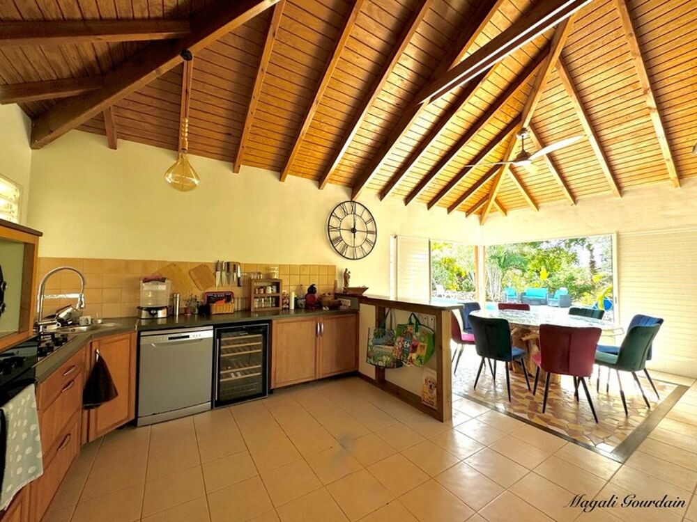 SAINT-FRANÇOIS  À 100 MÈTRES DE LA MER, ENSEMBLE IMMOBILIER DE 3 VILLAS INDÉPENDANTES