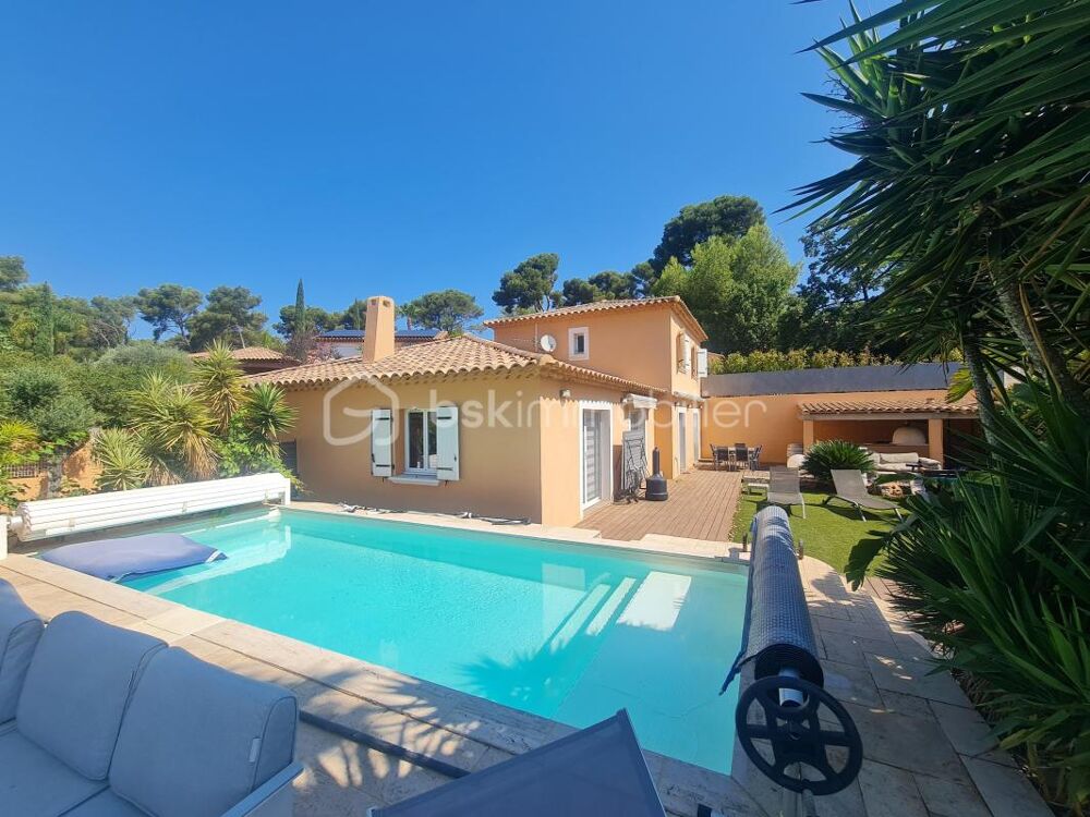 CARQUEIRANNE: VILLA T6 DE 130 M2 AVEC PISCINE VUE MER