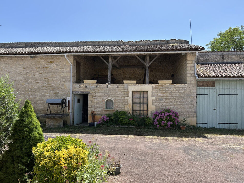 Vente Maison GRANDE MAISON AVEC VASTE SÉJOUR, 3 CHAMBRES, DÉPENDANCES DONT 4 GARAGES, PUITS ET CITERNE SUR 1656 M² Pamproux