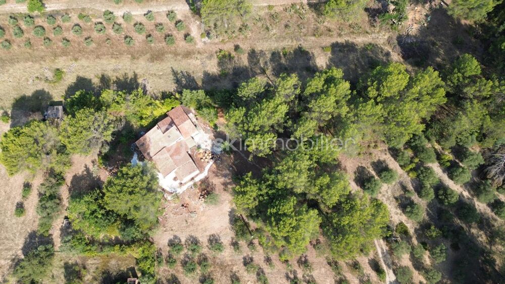 Maison de caractère à rénover  4 800 m² de terrain  Un cadre naturel exceptionnel à Ventabren
