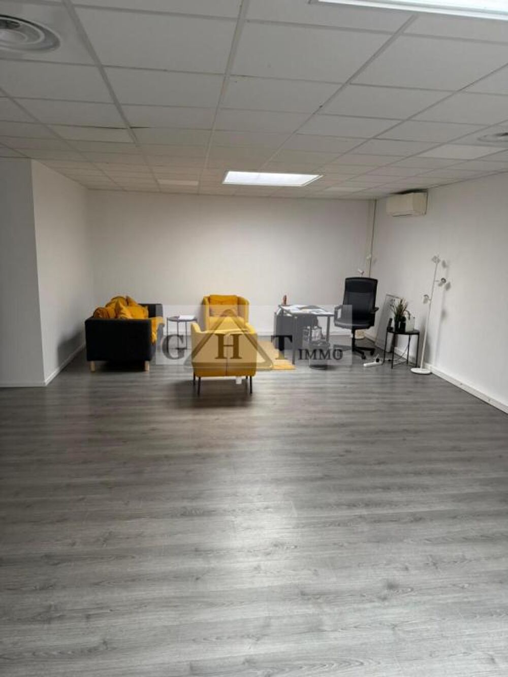   Bureaux de 130 m² à louer à STAINS 