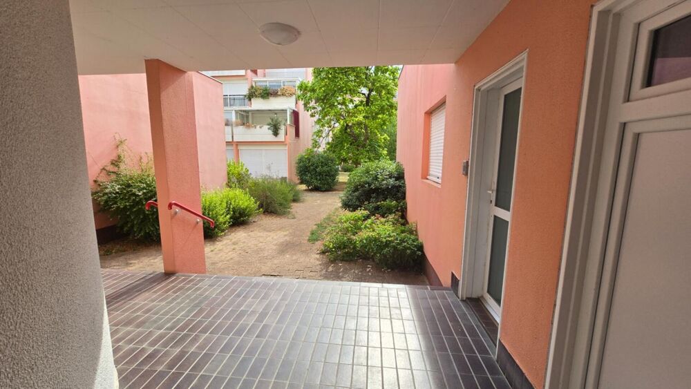 Beau T1 bis avec terrasse à coté de l'EESI