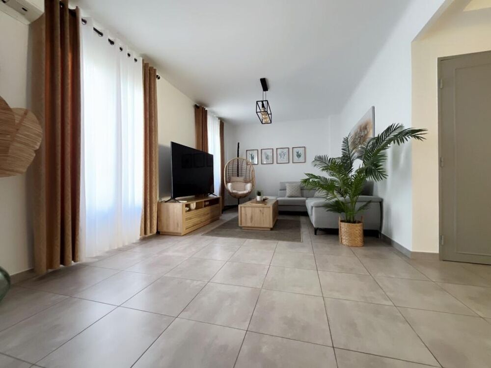 Magnifique appartement T3 de 77 m2 avec garage, situé au second et dernier étage sans ascenseur d'une petite copropriété aux fa
